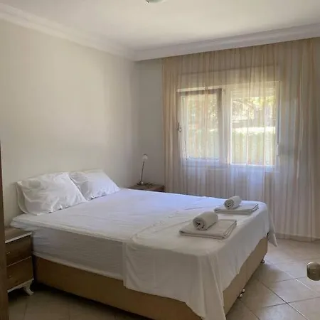 Side'de Havuzlu Daire * סייד